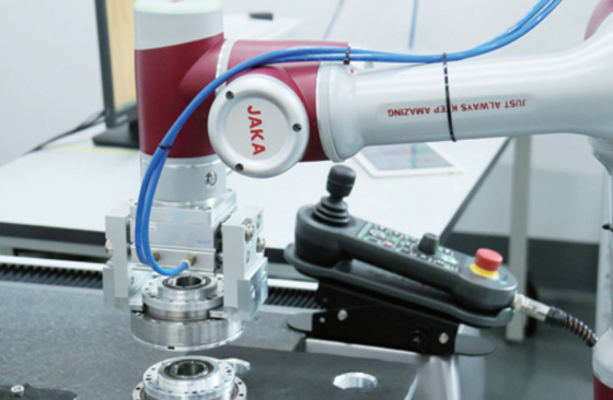 Flexible JAKA 6 Axis 819mm Reach 7kg Payload Collaborative Welding Robot With Binzel