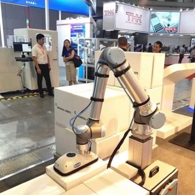 Collaborative Robot UR 16e With 16KG Payload With Vacuum Suction Cups Of Manipulator As Cobot