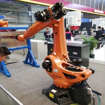Kuka Robot KR 70 R2100 With CNGBS Gun Cleaning Station For Welding Automation With 6 Axis Robot Arm