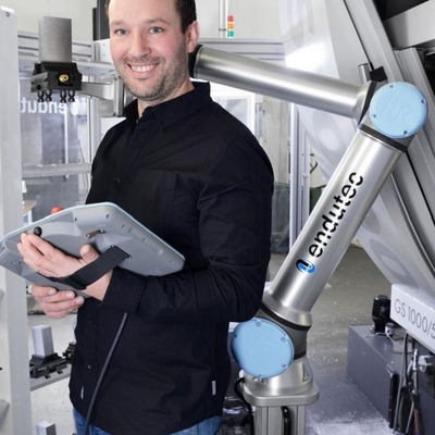 Collaborative Robot Arm UR 10e Of 6 Aixs Cobot With 10KG Payload With Robot Cover For Welding