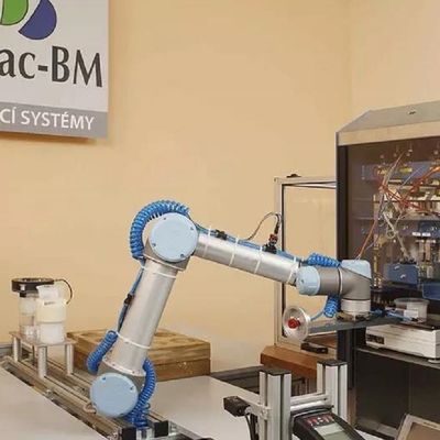 Mini Robot UR 3e Of Collaborative Robot With 3KG Payload As Cobot For Material Handling Equipment Parts