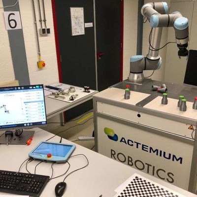 UR Robot UR10e 6 Axis Robotic Arm For Dance And Automation Handling As Collaborative Robot